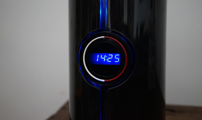 Una sencilla pantalla LED muestra el tiempo restante para que termine el proceso de decantación.